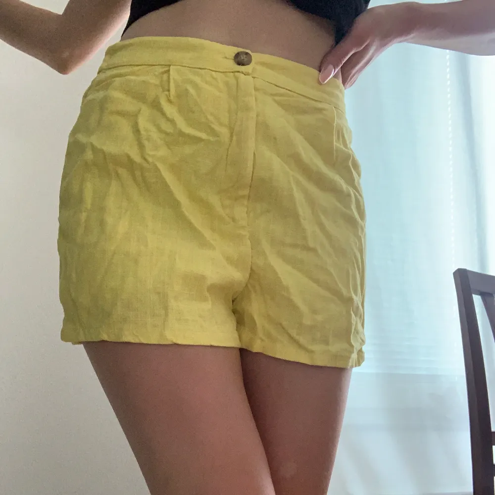 Jättefina gula shorts i linnematerial av bra kvalité. Knappt använda. Jag är 170cm lång.. Shorts.