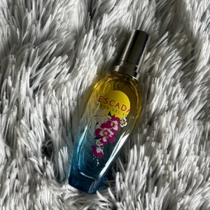 Parfym  - Escadaparfym, säljer då den inte kommer till användning längre 💓