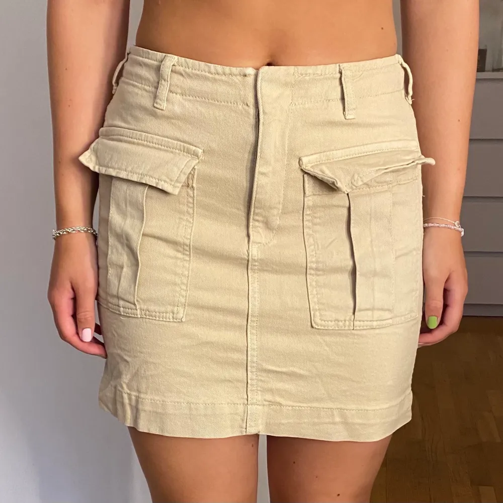 En beige jeans kjol med fickor framtill den GinaTricot i storlek 40. Säljes för 50 kr+frakt. Kjolar.