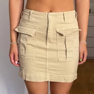 Kjol med fickor - En beige jeans kjol med fickor framtill den GinaTricot i storlek 40. Säljes för 50 kr+frakt