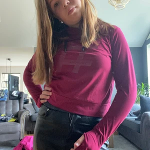 Sporttröja - Jättefin vinröd sporttröja inte jättetjock men värmande från stadium 