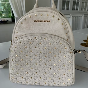 Michael kors ryggsäck  - Snygg äkta Michael Kors ryggsäck. En nit saknas (se bild), annars i jättefint skick. 