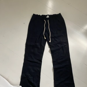 Roxy Linnebyxor svarta - Roxy linnebyxor svarta. Storlek S. Använda 1 gång så i bra skick. Säljer för 500. Frakt 66. Budet ligger nu på 570+frakt. 