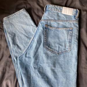 Jeans från weekday modellen lash med raka ben