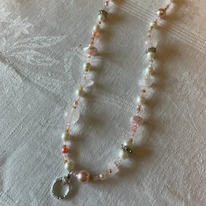 Halsband med rosenkvarts - Rosa halsband med bitar av rosenkvarts och silverdetaljer✨💖