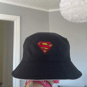 Cool superman buckethan som man kan vända ut och in till svart och vit, inte använd och köpt för cirka två månader sendan🤩😎
