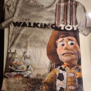 As cool t-shirt - Toy story x walking dead t-shirt. Storlek L, men passar en M. Bud från 100kr + frakt