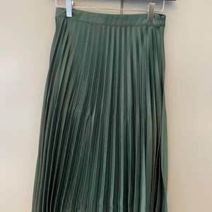Grön plisserad kjol storlek XS - Storlek XS (kan passa S) Köpt från Gina Tricot Fint skick.  Hämtas i vallastaden i Linköping  Kan fraktas, köparen står för frakt.