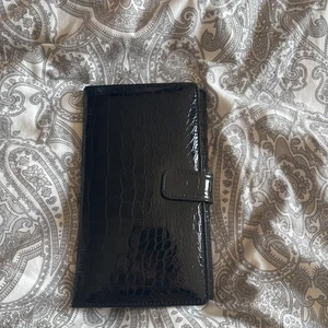 Plånbok - Fin plånbok i fake ormskinn. Massa utrymme och bra skick!