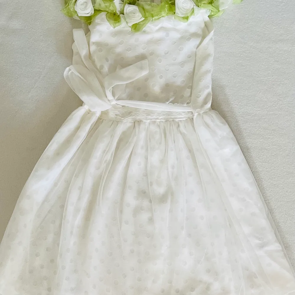 En utmärkt bra vit klänning till sommaren, både inför födelsedagar eller midsommar! . Klänningar.