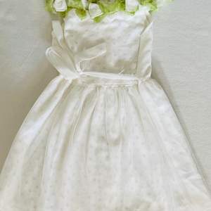 En utmärkt bra vit klänning till sommaren, både inför födelsedagar eller midsommar! 