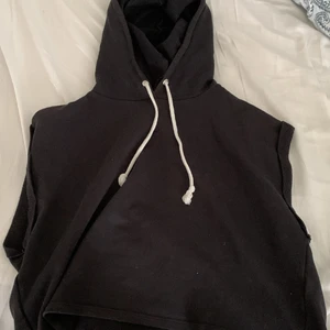 Linne med luva i strl S - Använd men i gott skick. Storlek 36. Köpt på H&M för 159kr. Linnet är i ett typiskt mjukistyg o har luva samt snöre som man kan dra åt luvan med.