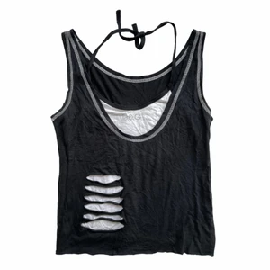 Dolce & Gabbana topp - !-50%!Supersnygg Dolce & Gabbana topp med unik design! Slits detaljer och ’D&G’ i rhinestones! I perfekt skick! Skulle säga storlek S men stretchig så kan passa upp till L! (antagligen inte äkta!!)