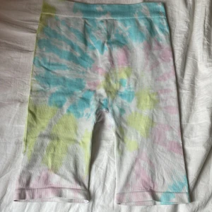 Cykel byxor - Säljer mina cykel byxor i Sånnahär tie die mönster❤️ färgerna är: gul, vit, rosa och blå