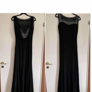 Festklänning  - Jag vill sälja min festklänning den är svart i storlek (M)