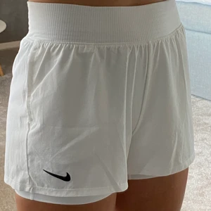 Nike shorts - Tennisshorts från Nike. Fickor finns! Bra skick, storlek S. Köpare står för frakt 55 kr. Köp direkt för 300 kr + frakt.
