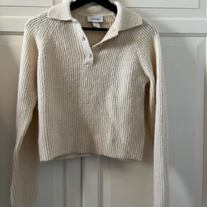 Stickad tröja - En lite kortare stickad tröja från monki i fint skick då den aldrig är använd. Storlek xxs men passar mer som xs. 💞