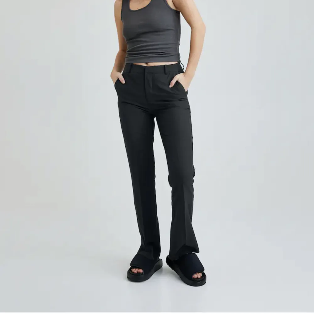 Kostymbyxor i modellen ”Vilma”. 120kr + frakt 💕. Jeans & Byxor.