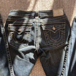 True religion - Skitsnygga true religion byxor i modellen billy big T vad det ser ut som. rare modell med kristallknappar och bootcut. tyvärr lite för långa för mig. 