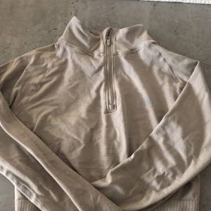 Träningströja ICIW❣️ - Super snygg träningströja i färgen sand från ICIW❣️ storlek xs men passar även mig som ofta har S. Pris 150kr + frakt. Använd fåtal gånger och väldigt bra skick❣️
