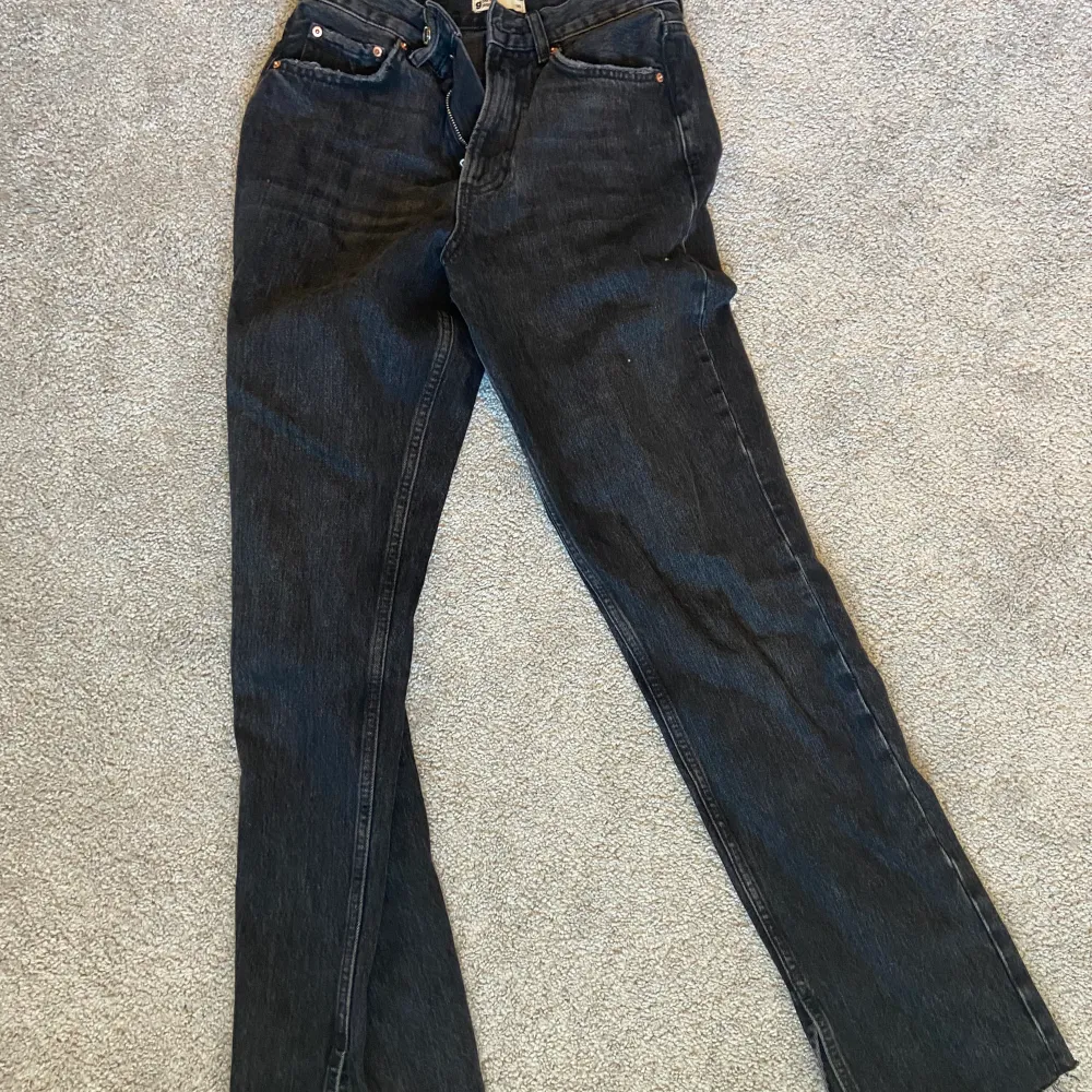 Svarta jeans med slits som aldrig kommit till användning. Jeans & Byxor.