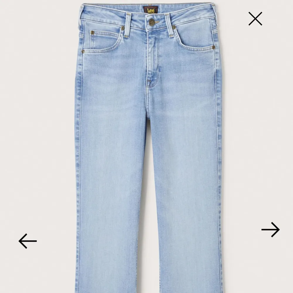 Helt nya jeans med lapp kvar, köpt på jeansbolaget. Mellan midja och ner till marken på mig som är 170.. Jeans & Byxor.