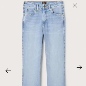 Lee jeans - Helt nya jeans med lapp kvar, köpt på jeansbolaget. Mellan midja och ner till marken på mig som är 170.