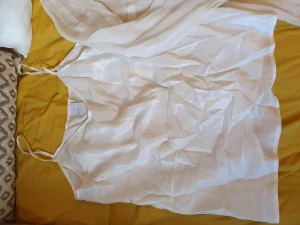 Sidenlinne oanvänd  - Charmig avslappnad sidenlinne. Kommer i djur och rökfri hem.  Stl M 