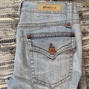 Bootcut low waist  - Säljer dessa ljus blåa bootcut low waist jeansen då dom kommer aldrig till användning. Dom är en gamal modell från ginatricot.  Köparen står för frakt💗