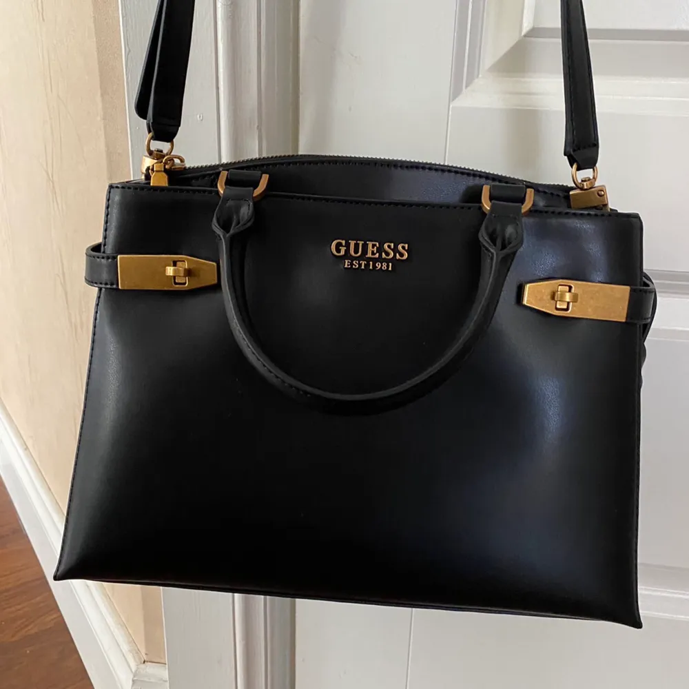 Guess Zadie Girlfriend Satchel -Handväska Black  . Väskor.