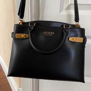 Guess Zadie Girlfriend Satchel -Handväska Black  