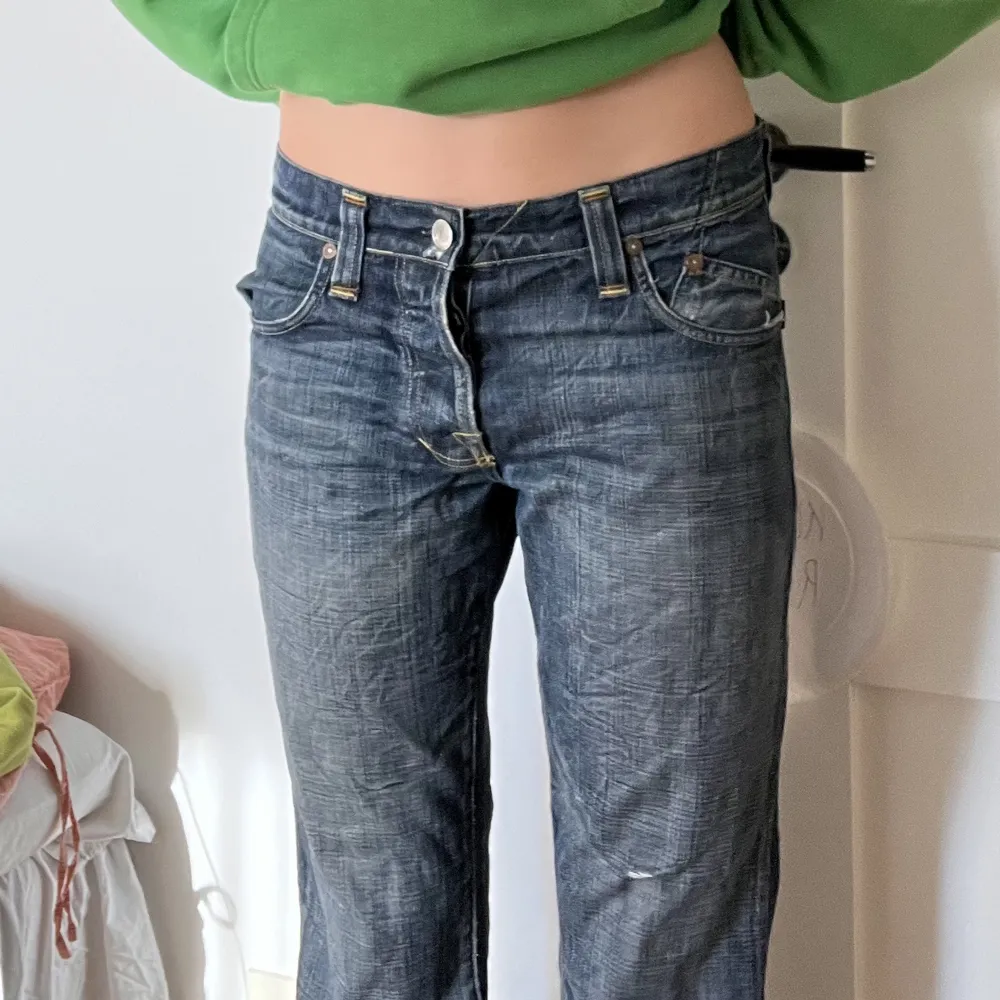 Asballa jeans med tryck på stora bakfickor. Köpt secondhand ca 2 år sen. 🌹🌹🌹🌹🌹 väldigt långa, jag är 182 cm, perfekt längd. . Jeans & Byxor.