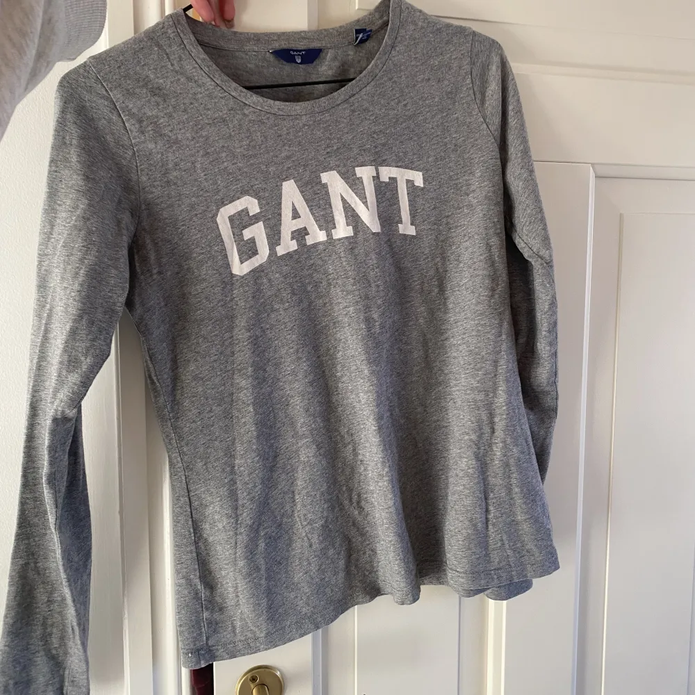  Långärmad grå tröja från Gant i storlek XS. Den är aldrig använd. . Toppar.
