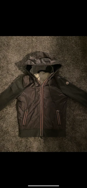 Moncler cardigan  - Tjena säljer denna inpricip helt nya moncler cardiganen finnt skick det finns inga tecken på användning! Fler bilder på skick skickas vid intresse 