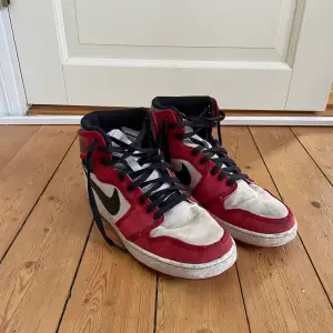 Ett par sjukt goa Jordan 1’s i tyg material som jag säljer för att de inte kommer till användning. Helt okej skick och går enkelt att göra rent.  Tyvärr finns inte originalboxen kvar..  Nypris ca 3800kr Stl 44  Priset går att diskutera