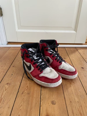 Jordan 1 retro ajko chicago (2014) - Ett par sjukt goa Jordan 1’s i tyg material som jag säljer för att de inte kommer till användning. Helt okej skick och går enkelt att göra rent.  Tyvärr finns inte originalboxen kvar..  Nypris ca 3800kr Stl 44  Priset går att diskutera