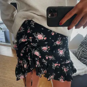 Säljer så fin mini kjol med blommor, storlek 38, från H&M. 