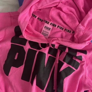 Pink Victoria’s secret  - Pink Victoria’s secret hoodie! Strl S.  Använd köp nu funktionen! 💗 📦Frakten blir annars 69kr 
