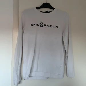 Sailracing kofta  - Saliracing kofta storlek S, en liten mörk fläck vid framsidan av tröja men syns ej när man har på Använd lite under ett år. Skikt 8/10 