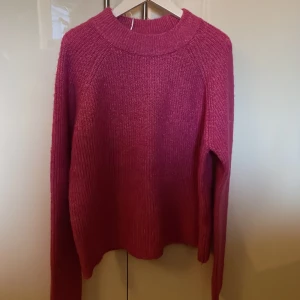 Stickad tröja - Super fin stickad tröja som är perfekt till våren och sommaren!🤩endast använd två gånger😊hör gärna av dig vid intresse eller minsta lilla fråga🥰