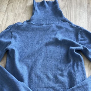 Stickade polo tröjor - Säljer dessa polo tröjor som är köpta Pull&bear i Spanien, storlek xs båda två, går att köpa separat. Ordinarie pris 299(st) Ny pris 120kr för båda💙1=70kr