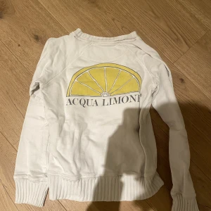 Acqua limone tröja - Säljer denna fina tröja eftersom jag inte använder den och därmed har den inga skador 🥰