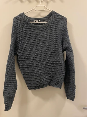 Blå stickad tröja  - Blå stickad tröja 