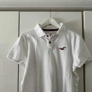 Piké vit Hollister - Vit piké-tröja från hollister, bra skick storlek M. 