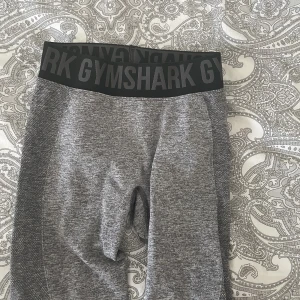 Gymshark byxor  - Tränings tajts från gymshark som är sparsamt använda men kommer inte till användning längre. Otroligt stretchiga så skulle säga att de passar både xs och m
