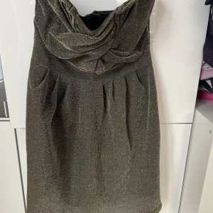 Guldklänning - Festklänning guld utan axelband HM 42