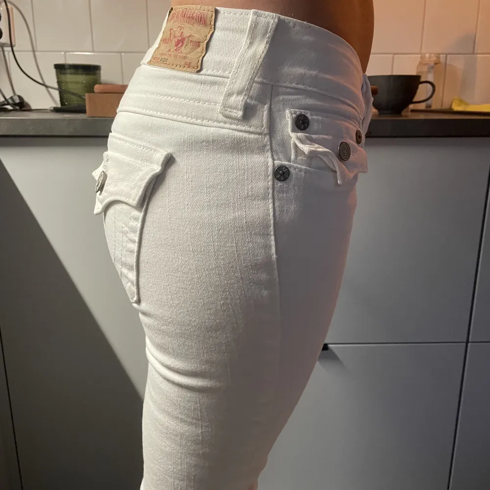 Säljer dessa snygga vita jeans från True Religion. Använda en gång så i nyskick. Säljer pga att de inte är min stil längre . Skriv privat för fler bilder. Kan gå ner lite i pris vid snabbaffär!. Jeans & Byxor.