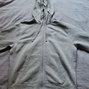 Grå nike zip up - Skit snygg grå nike zip up, skick 9/10 dma för mer bilder
