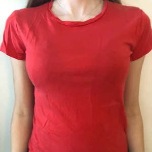 Tshirt - Röd tshirt meddela för mer info 