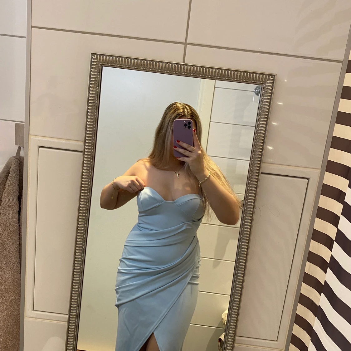 Ljusblå omlottklänning